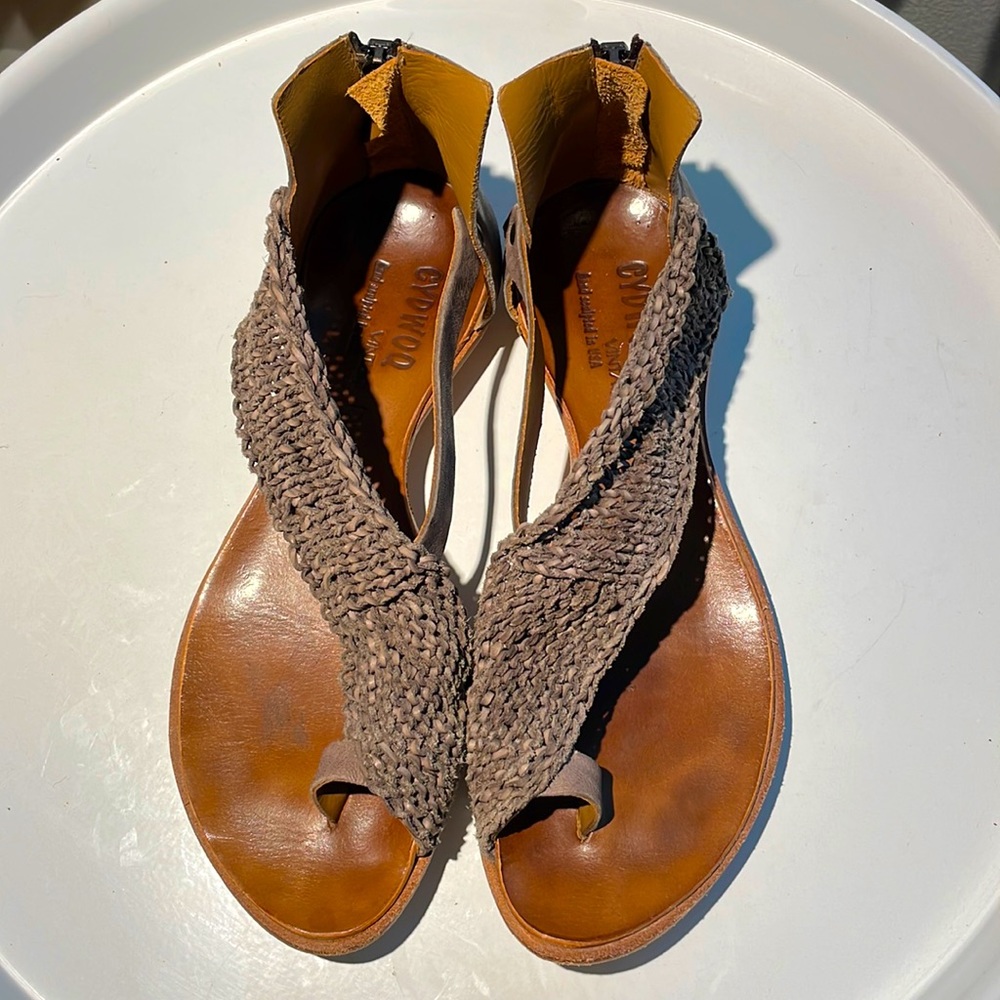 Cydwoq Sandals